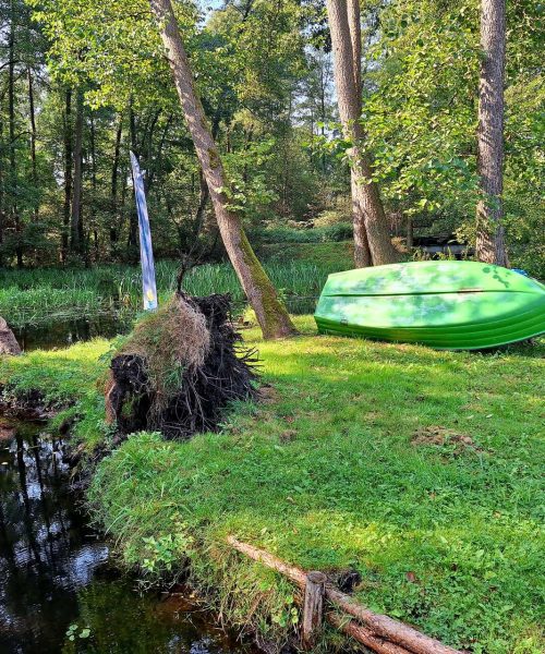 Łodzie wędkarskie czekają na wędkarzy