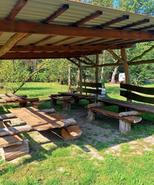 Duża wiata przy rzece